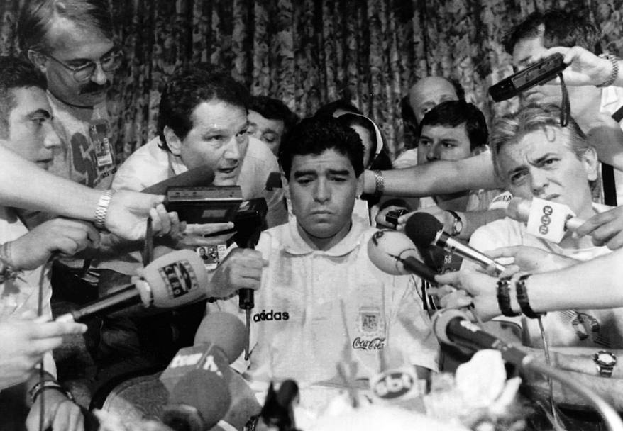 La conferenza stampa di Maradona prima della partita contro la Bulgaria (Ap)